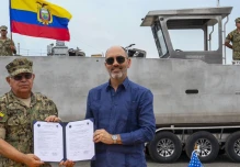 Estados Unidos donó una lancha y dos camionetas a la Armada 