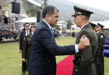 Correa llama ‘mediocre’ a actitud de cúpula militar