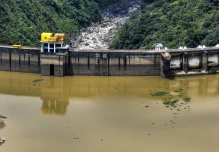 Ecuador llega al referéndum en medio de crisis energética y diplomática