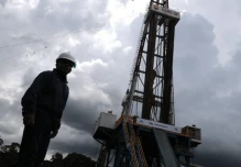 El precio del petróleo se desploma y el riesgo país de Ecuador sube
