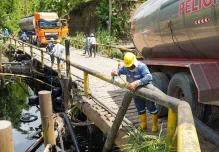 Derrame de petróleo en Esmeraldas amenaza con llegar a Colombia