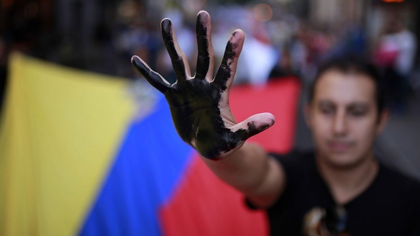 Foto: Investor's Business Daily. Un manifestante muestra su mano pintada de negro al mismo tiempo que porta una bandera de Ecuador para protestar en contra de Chevron y la contaminación por petróleo en la región amazónica de Ecuador durante una manifestación en Madrid, España, en 2013. Ecuador ganó una sentencia judicial de $19 mil millones de dólares por daños y perjuicios en 2013, pero que fue posteriormente revocada debido a actividades ilícitas por la parte del abogado estadounidense de los demandantes. (AP) Foto: Investor's Business Daily. Un manifestante muestra su mano pintada de negro al mismo tiempo que porta una bandera de Ecuador para protestar en contra de Chevron y la contaminación por petróleo en la región amazónica de Ecuador durante una manifestación en Madrid, España, en 2013. Ecuador ganó una sentencia judicial de $19 mil millones de dólares por daños y perjuicios en 2013, pero que fue posteriormente revocada debido a actividades ilícitas por la parte del abogado estadounidense de los demandantes. (AP)