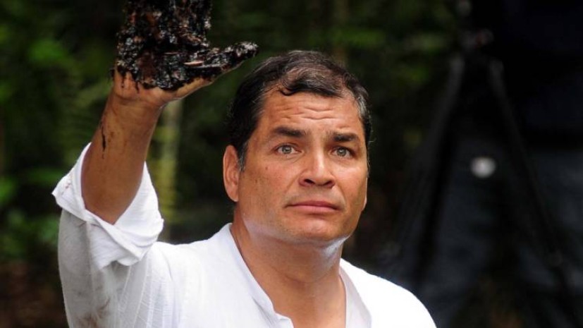 Rafael Correa muestra su mano sucia como señal del daño ambiental hecho por Chevron. Foto: Expreso Rafael Correa muestra su mano sucia como señal del daño ambiental hecho por Chevron. Foto: Expreso