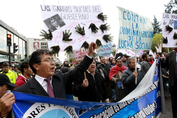 Manifestantes gritan consignas y sostienen pancartas durante una marcha contra el gobierno del Presidente Correa de Ecuador en Quito, Ecuador, el 18 de septiembre de 2014 © 2014 Reuters Manifestantes gritan consignas y sostienen pancartas durante una marcha contra el gobierno del Presidente Correa de Ecuador en Quito, Ecuador, el 18 de septiembre de 2014 © 2014 Reuters