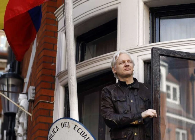 En esta foto de archivo del 19 de mayo de 2017, el fundador de WikiLeaks, Julian Assange, saluda a los partidarios desde un balcón de la Embajada de Ecuador en Londres. La canciller de Ecuador dijo el lunes 4 de junio de 2018 que no hay una fecha establecida para que Assange vuelva a tener acceso a Internet en la embajada donde ha estado asilado desde 2012. Foto: Chron