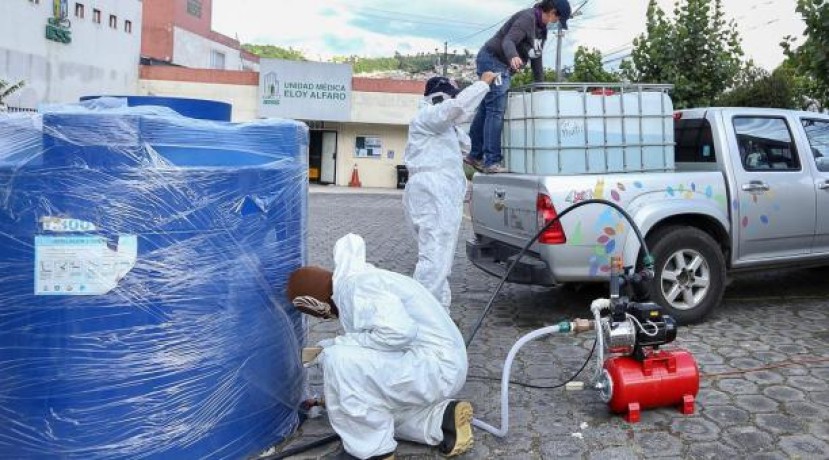 Las autoridades informaron que se han fabricado arcos de desinfección para mercados, uno de ellos se encuentra instalado en San Roque, en el centro de Quito. Y en los próximos días se espera que empiece a operar una máquina para la sanitización de calles y veredas. Foto Twitter Otto Sonnenholzner Las autoridades informaron que se han fabricado arcos de desinfección para mercados, uno de ellos se encuentra instalado en San Roque, en el centro de Quito. Y en los próximos días se espera que empiece a operar una máquina para la sanitización de calles y veredas. Foto Twitter Otto Sonnenholzner