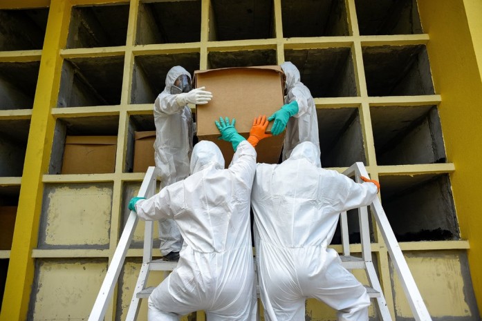Trabajadores llevan un ataúd de cartón con el cuerpo de una persona que, se cree, murió de la COVID-19 durante un funeral esta semana en Daule, Ecuador.Credit...Mauricio Torres/EPA vía Shutterstock Trabajadores llevan un ataúd de cartón con el cuerpo de una persona que, se cree, murió de la COVID-19 durante un funeral esta semana en Daule, Ecuador.Credit...Mauricio Torres/EPA vía Shutterstock