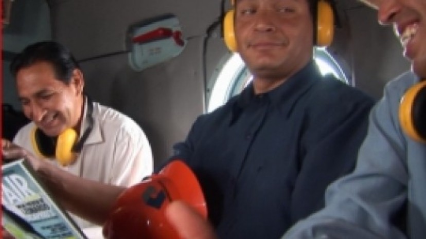 El Presidente viaja en el helicoptero al “toxic tour”. A su lado Luis Yanza y Pablo Fajardo. El Presidente viaja en el helicoptero al “toxic tour”. A su lado Luis Yanza y Pablo Fajardo.