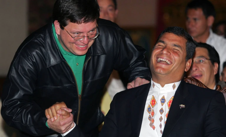 Alecksey Mosquera, exministro de Electricidad de Ecuador, saluda al presidente Rafael Correa, en Quito, en 2007. Foto: El País
