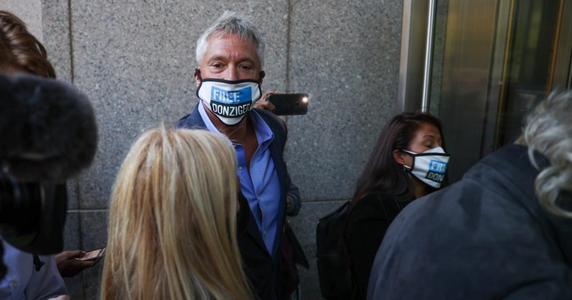 Steven Donziger se ve en la manifestación Free Donziger celebrada frente al Palacio de Justicia de Manhattan mientras enfrentaba una sentencia por desacato penal a la Corte, el 1 de octubre de 2021. (Foto de Tayfun Coskun/Agencia Anadolu a través de Getty Images) Steven Donziger se ve en la manifestación Free Donziger celebrada frente al Palacio de Justicia de Manhattan mientras enfrentaba una sentencia por desacato penal a la Corte, el 1 de octubre de 2021. (Foto de Tayfun Coskun/Agencia Anadolu a través de Getty Images)
