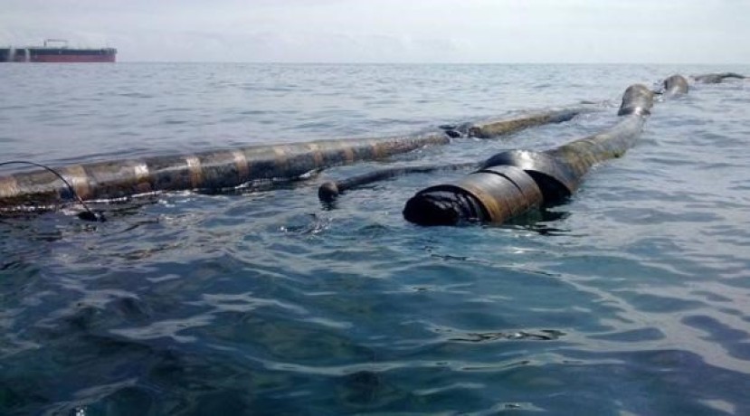 Derrame de crudo frente a las costas de Esmeraldas. Foto: El Comercio Derrame de crudo frente a las costas de Esmeraldas. Foto: El Comercio