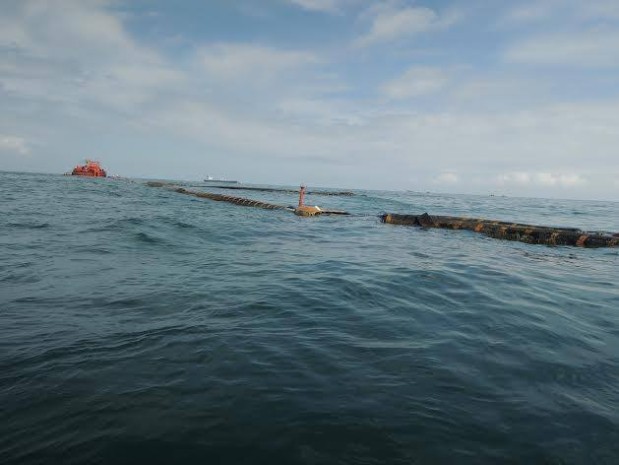 ESMERALDAS.- Se estima que entre 250 y 300 barriles de fuel oil se vertieron al mar esta madrugada. Se desconocen las causas por la cual la tubería estalló. Manuel Toro ESMERALDAS.- Se estima que entre 250 y 300 barriles de fuel oil se vertieron al mar esta madrugada. Se desconocen las causas por la cual la tubería estalló. Manuel Toro
