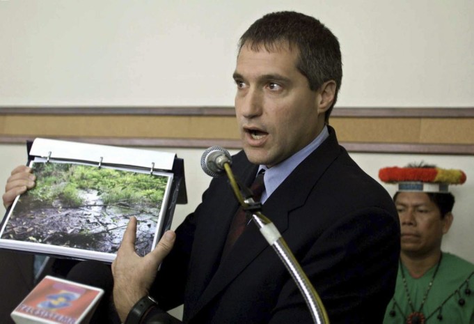 Attorney Steven Donziger shows pictures of a pool of oil which seeped out from an oil waste pit left behind by Texaco at an oil pump site in the Amazon jungle, in Quito, in this October 30, 2003 file photo. Foto: Yahoo Finance Attorney Steven Donziger shows pictures of a pool of oil which seeped out from an oil waste pit left behind by Texaco at an oil pump site in the Amazon jungle, in Quito, in this October 30, 2003 file photo. Foto: Yahoo Finance