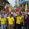 Multitudinarias marchas en el país a la espera de resultado final de comicios