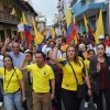 Multitudinarias marchas en el país a la espera de resultado final de comicios