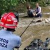 Bomberos rescataron a una pareja atrapada por crecida de río