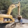 Tres de las cinco vigas del nuevo puente El Destrozo fueron lanzadas