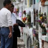 Cientos de personas acuden a los cementerios por el Día de Muertos