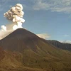Volcán Reventador expulsa gases y ceniza a 900 metros del cráter