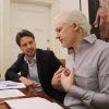 Canciller Guillaume Long visita a Julian Assange en su sede de refugio