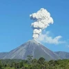 El volcán Reventador emite columnas de gas de más de mil metros
