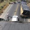 Tres heridos y tres vehículos atrapados en derrumbe de puente vial en Manabí