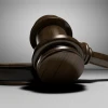 Policía es sentenciado a más de 29 años de prisión por violar a una adolescente