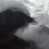  Volcán Reventador emite vapor y ceniza a 900 metros del cráter
