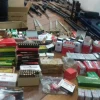 Miembros de la Fiscalía encuentran armas en allanamiento relacionado con caso de enriquecimiento ilícito