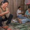 Indígenas moldean la arcilla en mokawas 