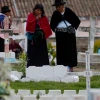 Ecuatorianos llenan los cementerios de flores, comida y música para honrar a sus muertos
