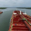 Un buque con 225.000 barriles de combustibles llegó a Ecuador 