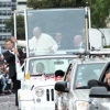 Multitud corea “Fuera, Correa, Fuera” a la llegada del papa Francisco a la Nunciatura