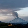 El volcán ecuatoriano Cotopaxi emana una columna de vapor de 1.300 metros