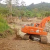 Maquinaria de Prefectura de Zamora Chinchipe trabaja en encausar la quebrada de Cayamatza