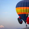 20 globos aerostáticos llenan de colores el cielo de la Mitad del Mundo