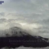 Técnicos divisan flujo de lava desde el volcán Reventador