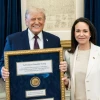 María Corina Machado entregó a Donald Trump la medalla del Nobel