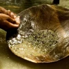 Perú promulga controvertida ley que prorroga formalización de pequeña minería