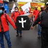 Cientos de trabajadores marchan en Quito