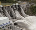 El aumento de partículas arrastradas por los ríos obligó a suspender temporalmente la operación de la principal hidroeléctrica del país
