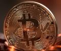 Bitcoin cae por debajo de US$65 000 por la incertidumbre sobre aranceles en EE.UU.