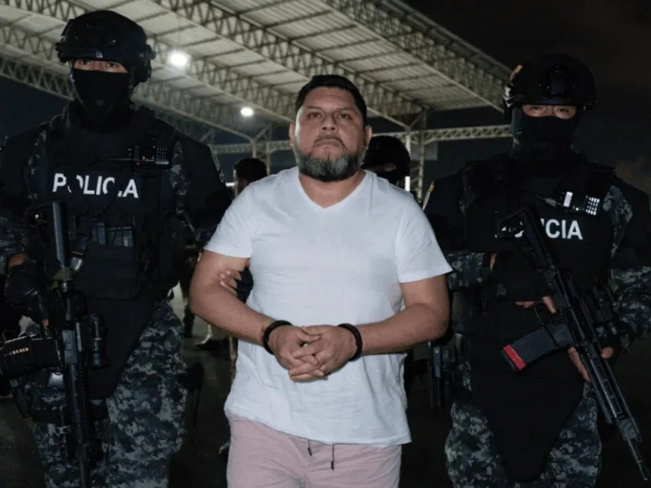 Leonardo Cortázar retorna al país tras extradición y es llevado a prisión en Guayaquil