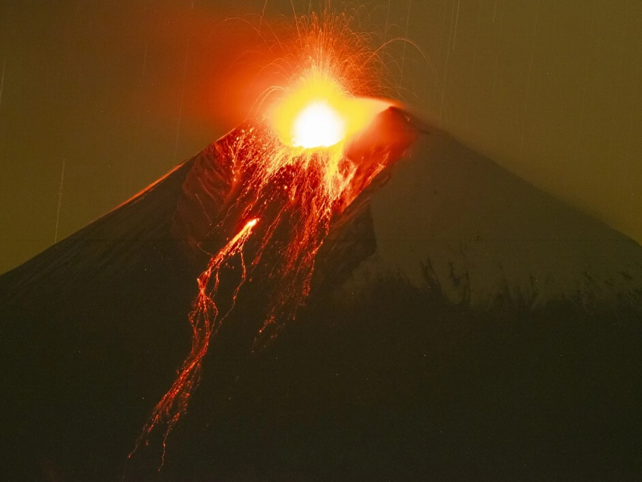 El volcán Sangay genera 22,5 explosiones cada hora