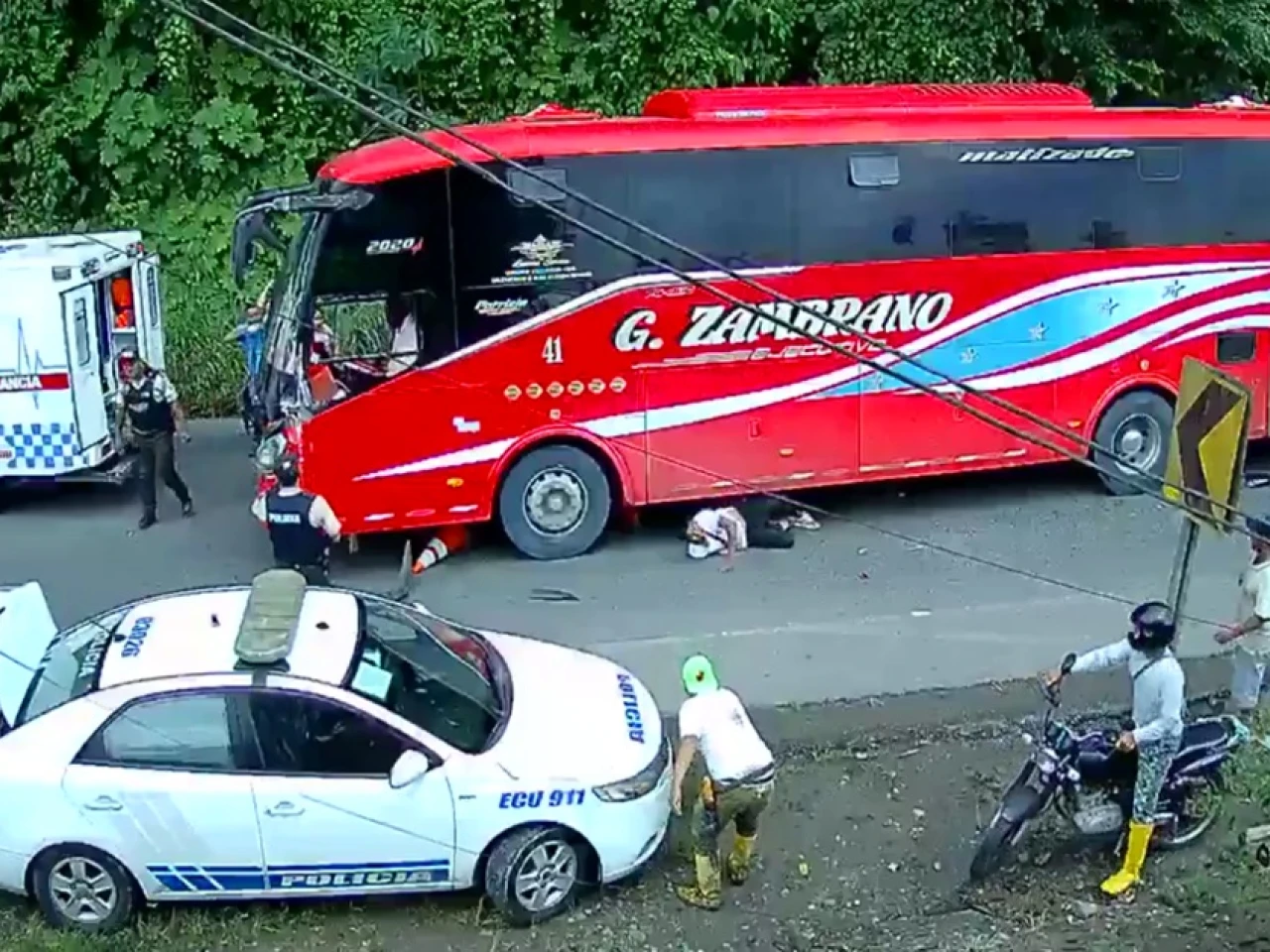 Autobús arrolló a personal sanitario en carretera de la Costa