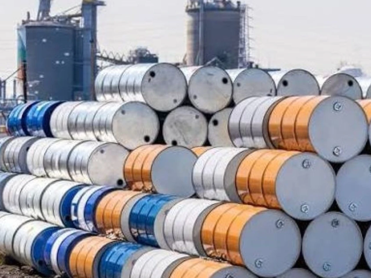 Petróleo sube por tensión entre Estados Unidos e Irán; WTI supera los 84 dólares