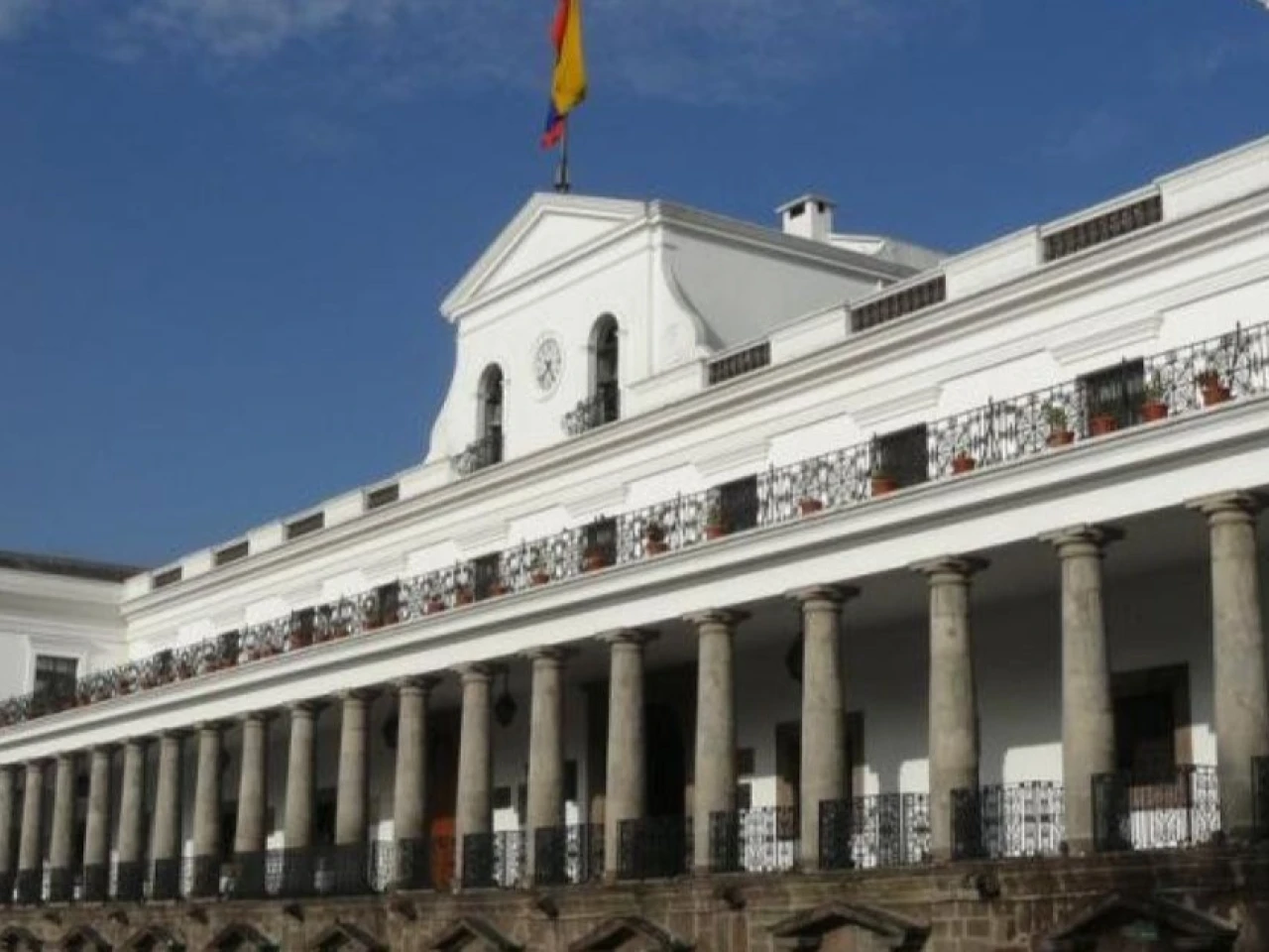 Ecuador cumple metas con el FMI y avanza en ajustes fiscales