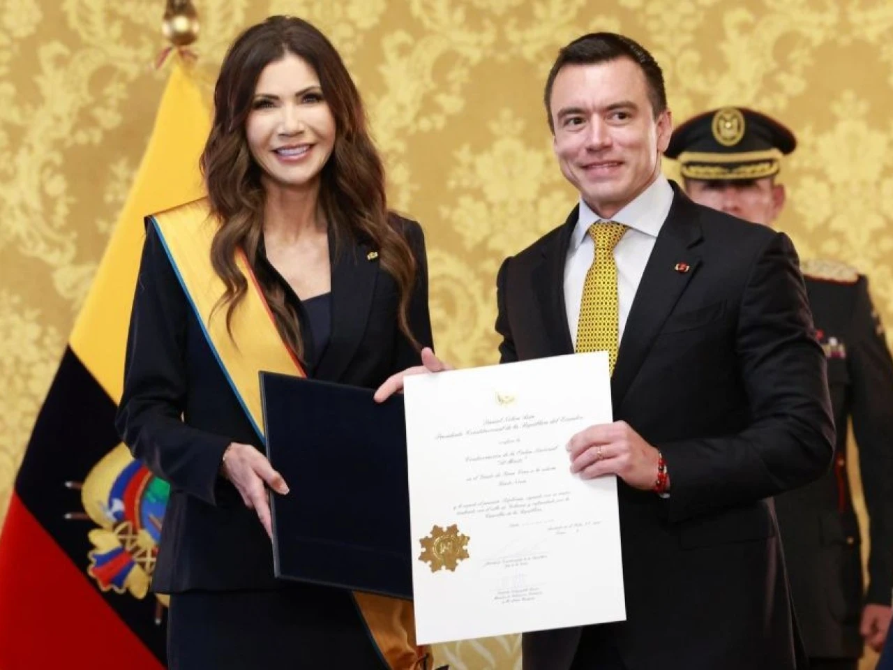 Ecuador condecora a Kristi Noem y refuerza alianza con EE.UU. en seguridad regional