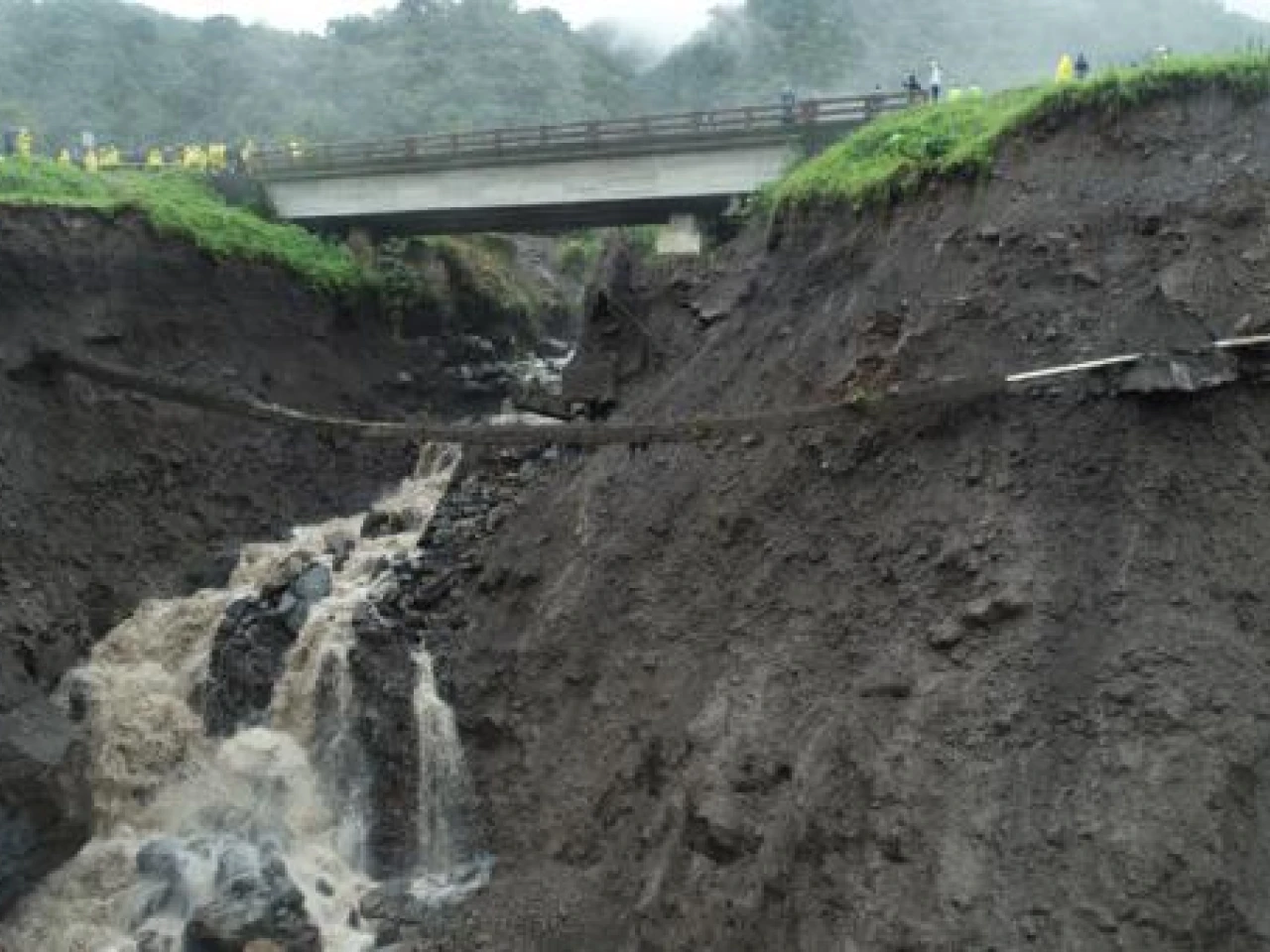 Servicio de Riesgos decretó alerta roja en zona de influencia por erosión del río Coca