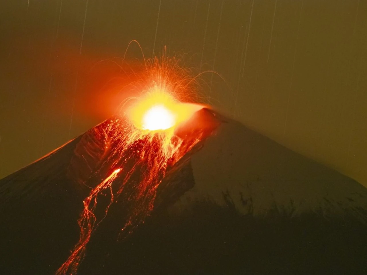 Sangay arrojó material incandescente y generó 7 explosiones cada hora